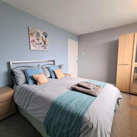 3 Bedroom Apartment Coventry - Hosted By Coventry Accommodation Bagian luar foto