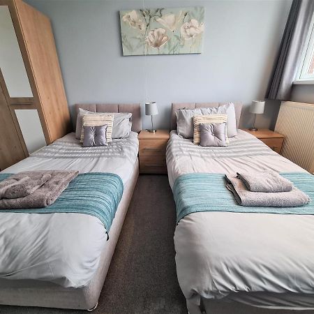 3 Bedroom Apartment Coventry - Hosted By Coventry Accommodation Bagian luar foto