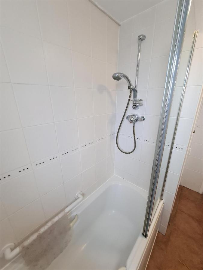 3 Bedroom Apartment Coventry - Hosted By Coventry Accommodation Bagian luar foto