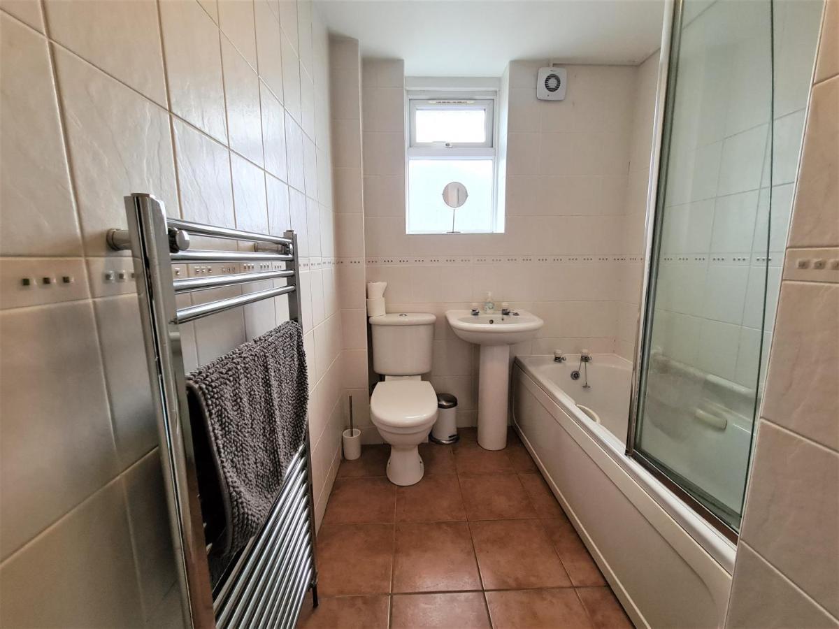 3 Bedroom Apartment Coventry - Hosted By Coventry Accommodation Bagian luar foto