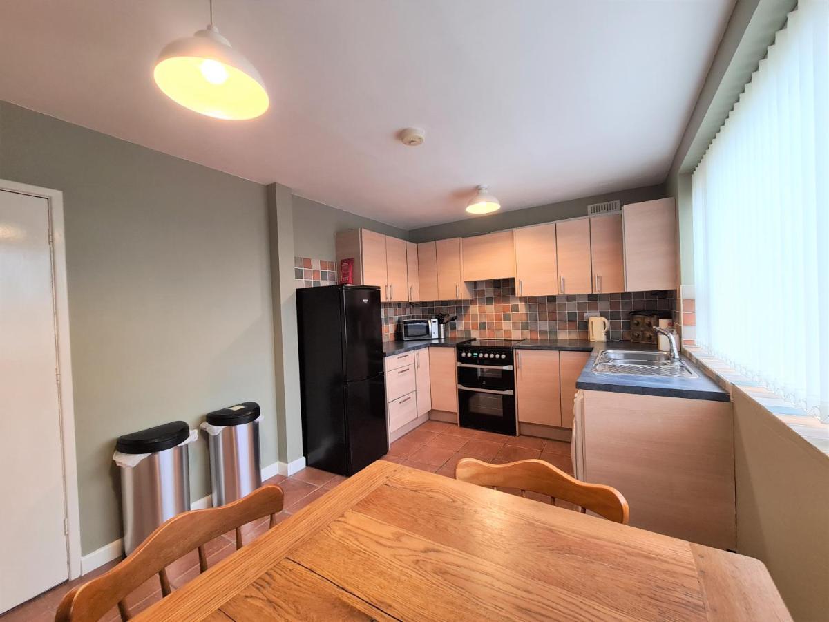 3 Bedroom Apartment Coventry - Hosted By Coventry Accommodation Bagian luar foto