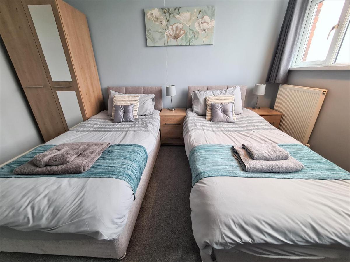 3 Bedroom Apartment Coventry - Hosted By Coventry Accommodation Bagian luar foto