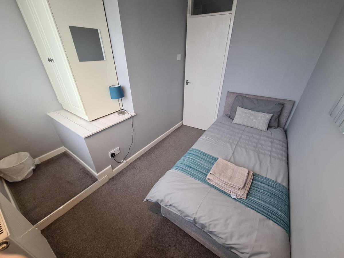 3 Bedroom Apartment Coventry - Hosted By Coventry Accommodation Bagian luar foto